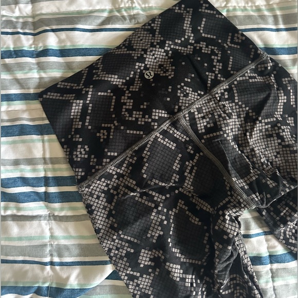 LULULEMON Snakeskin Print Leggings - Picture 4 of 10